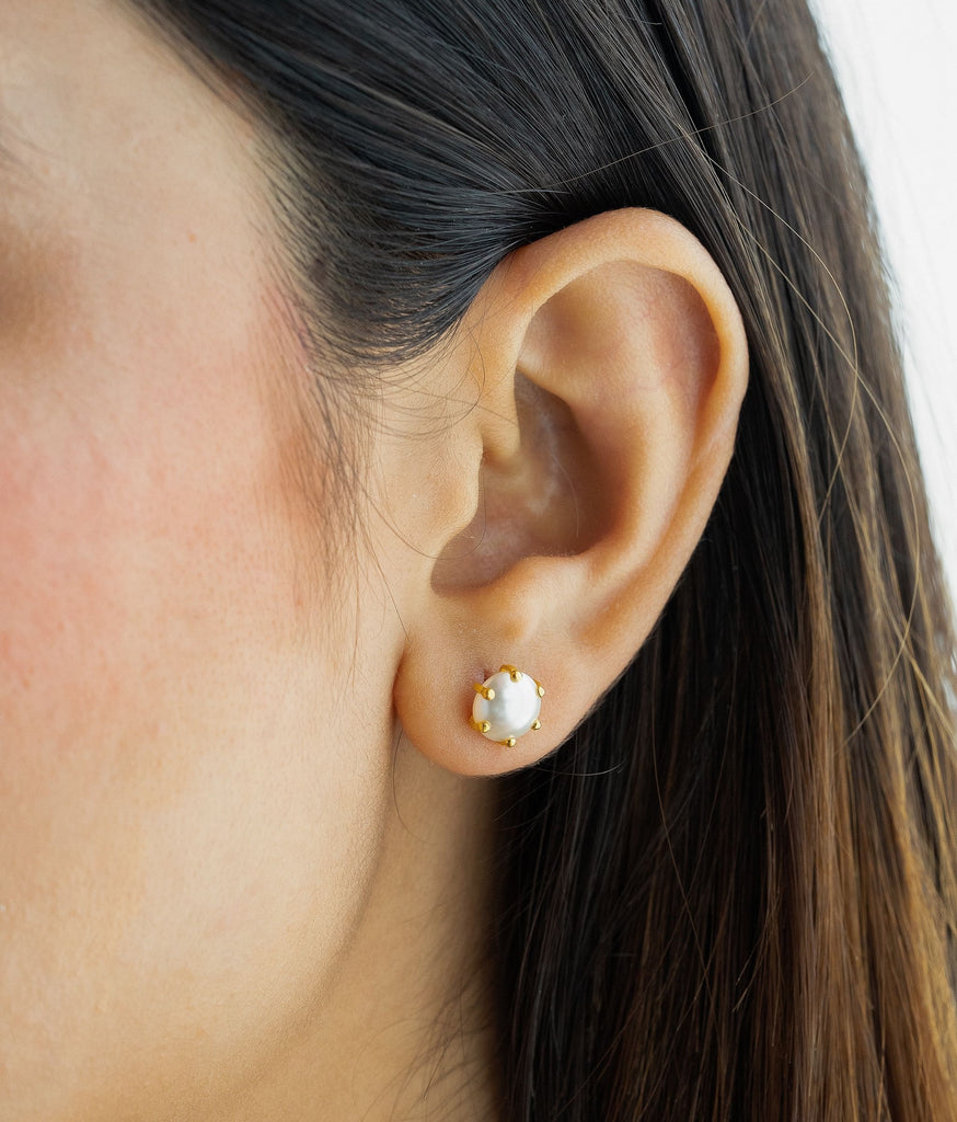 Zephyr Pearl Stud Earrigns