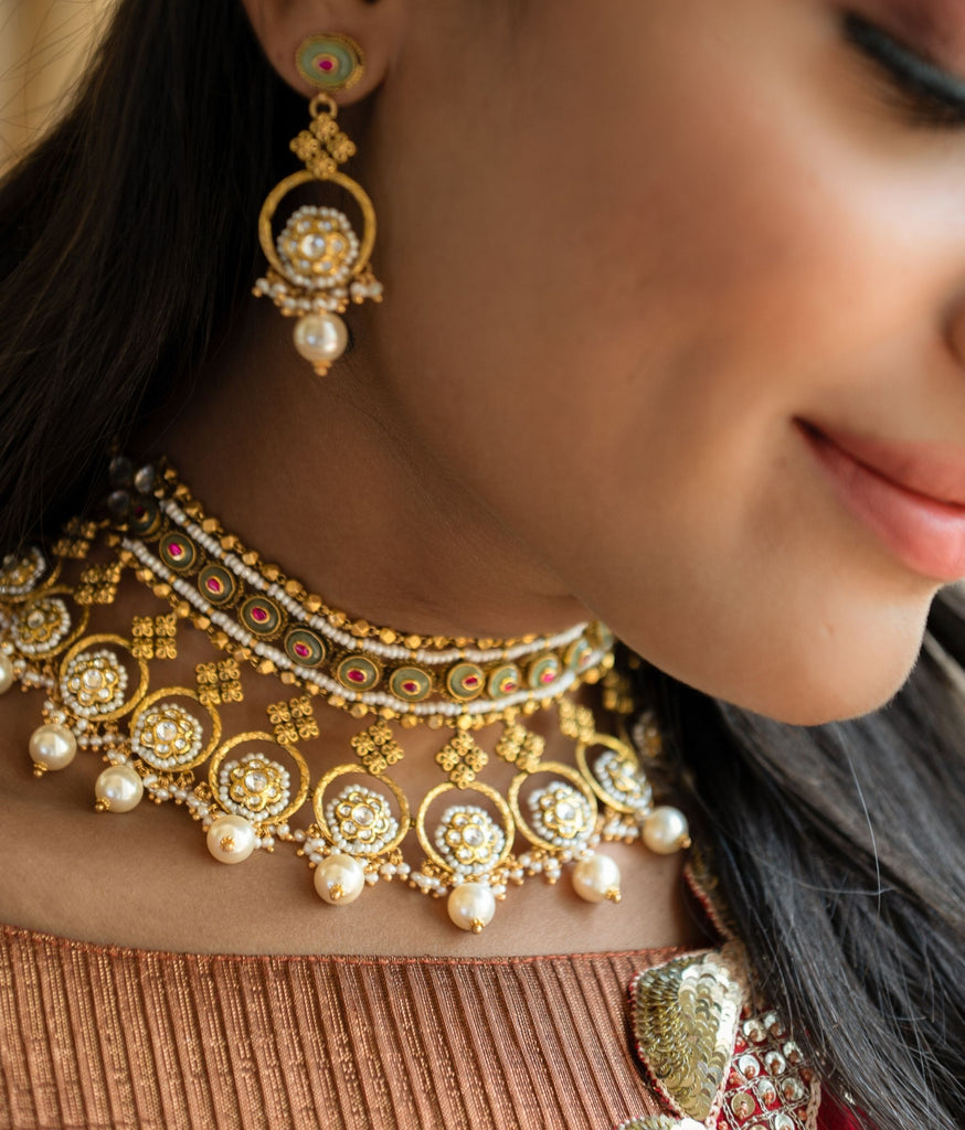 Striking Lightweight Gold Choker Necklace Set for the Indian Bride