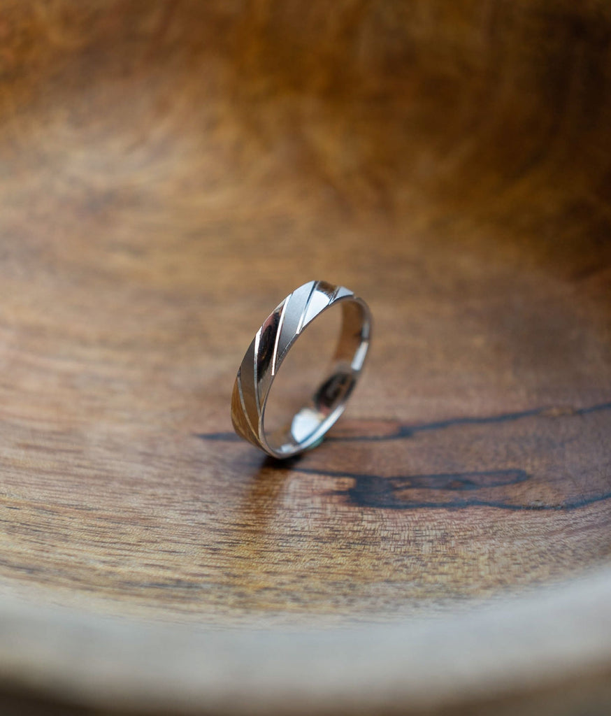 Keyzar · Where and When Should Men Wear Their Wedding Rings?